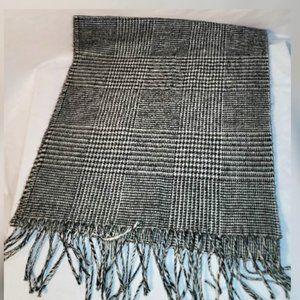 Weavers Workshop 100% Wool Scarf Black and White Pattern